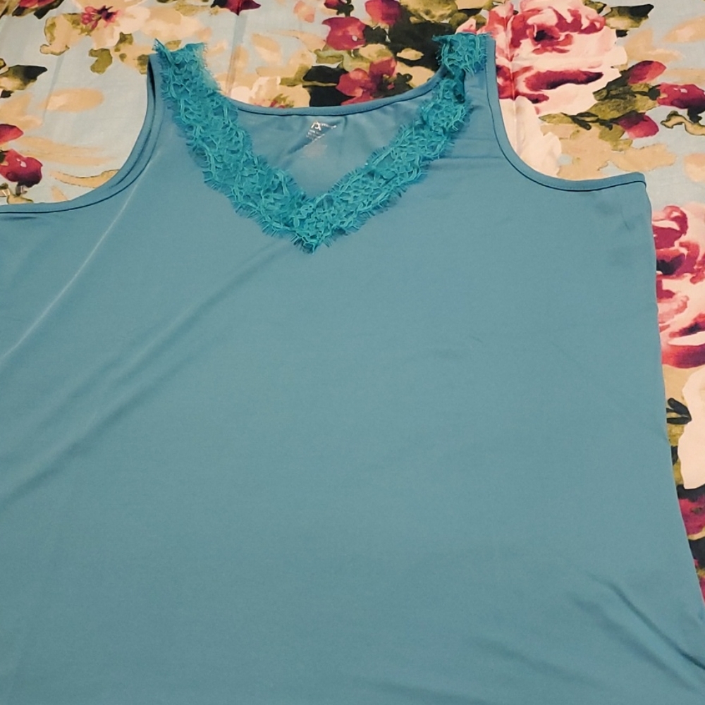 BUNDLE OF FOUR TANKS FOR ONE LOW PRICE
That’s $6 a blouse.Can’t beat that price🔥
